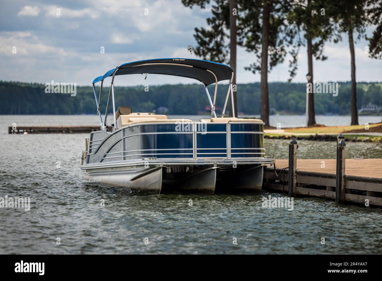 Ponton en bateau sur un quai privé sur un lac d'eau douce. Banque D'Images