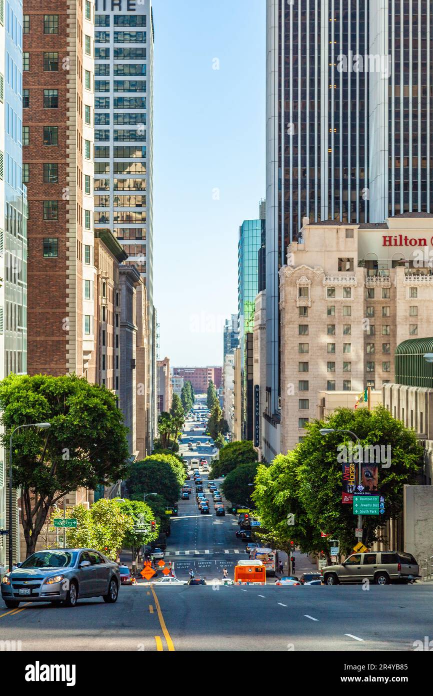 Los Angeles, Etats-Unis - 27 juin 2012: vue sur la rue du centre-ville de Los Angeles à South Grand Avenue avec gratte-ciel et voitures à la rue. Banque D'Images