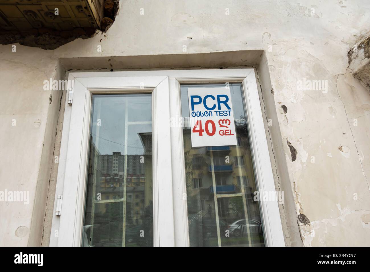 Étiquette d'affiche pour fenêtre DE GEL de test PCR 40. Signes d'une pandémie de Covid ancienne à Batumi en Géorgie Banque D'Images
