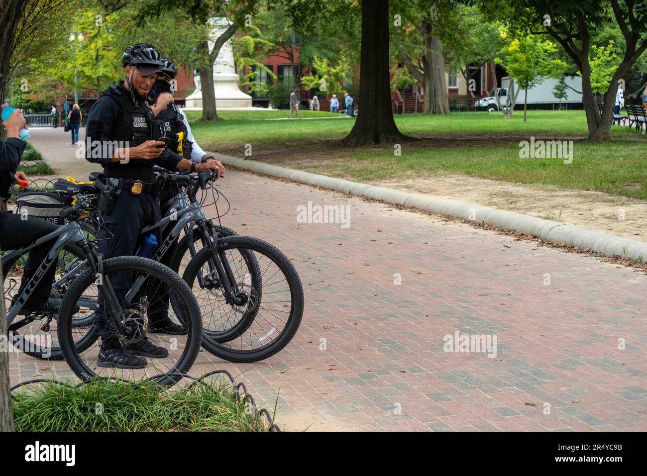 Service de police secret sur des vélos à Lafayette Park Washington DC Banque D'Images