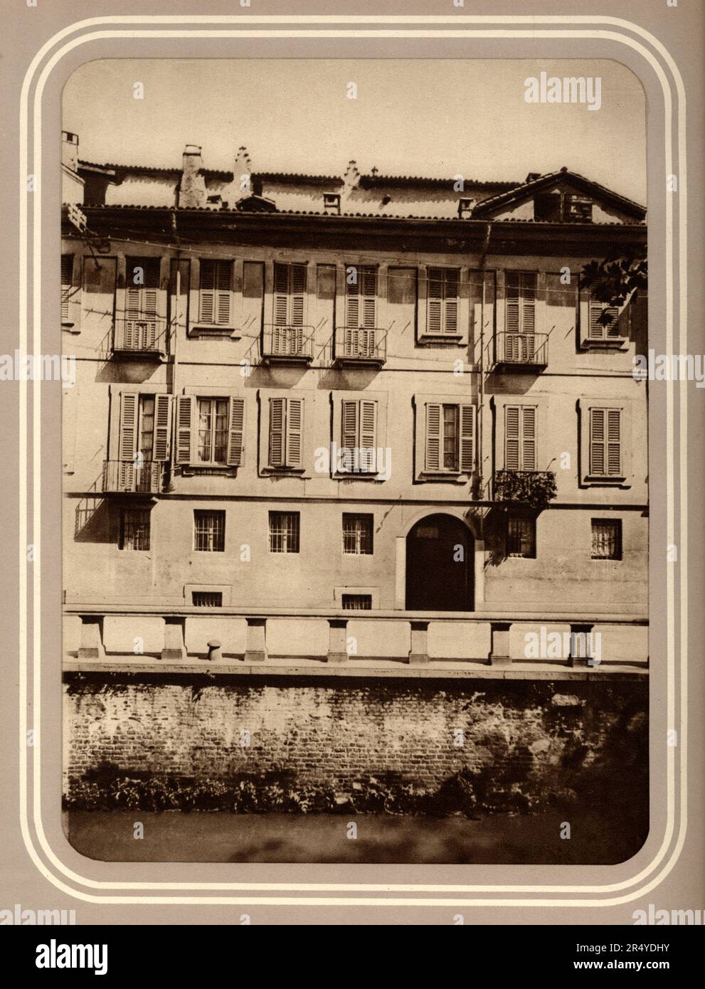 1880 CA, MILAN , ITALIE : la place des oiseaux ( via San Damiano 20 , le jour 7 mars 1785 ) du célèbre écrivain et poète italien ALESSANDRO MANZONI ( 1785 - 1873 ). Photographe inconnu . - HISTOIRE - FOTO STORICHE - POETA - POÉSIE - POÉSIE - SCRITTORE - LETTERATO - LITTÉRATURE - LETTERATURA - ARCHITETURA - ARCHITECTURE - PANORAMA - MILAN - NAVIGLIO --- ARCHIVIO GBB Banque D'Images