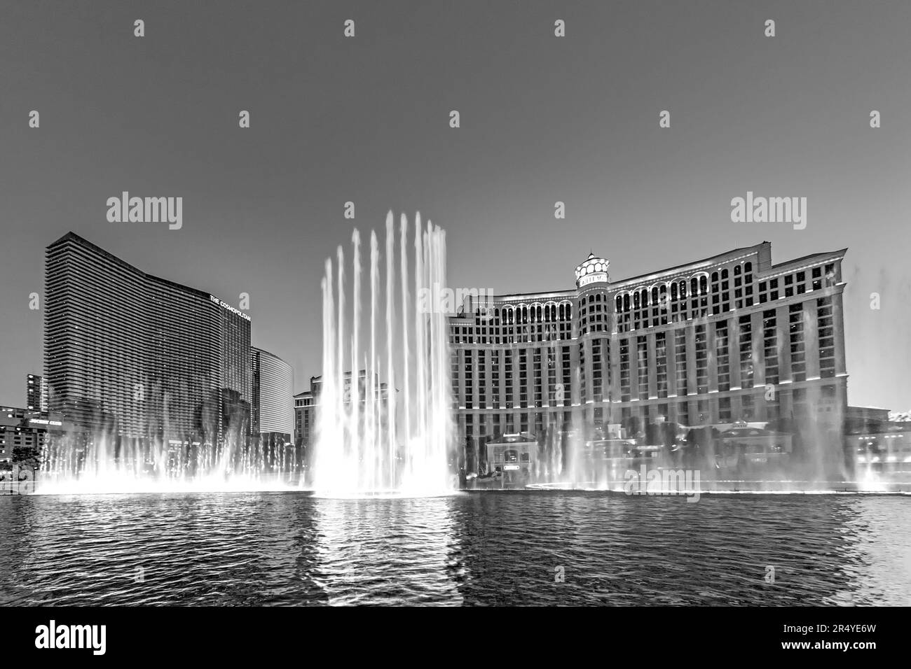 Las Vegas, États-Unis - 15 juin 2012 : Casino de l'hôtel Las Vegas Bellagio, avec son spectacle de fontaine de renommée mondiale, la nuit avec des fontaines à Las Vegas, N Banque D'Images