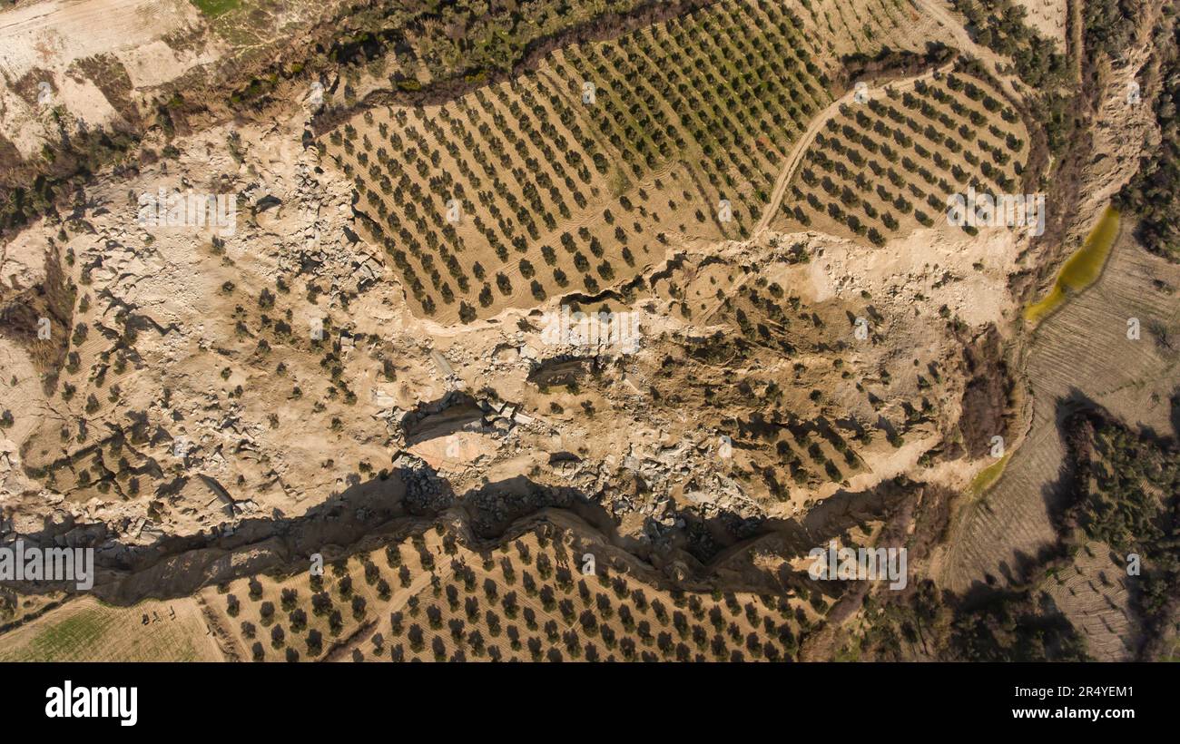 Ligne de faille sismique Antakya Hatay Turkiye 02 07 2023, ligne de faille passant par les oliveraies et fractures de faille Banque D'Images