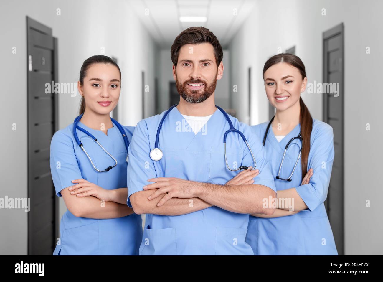 Une équipe d'étudiants en médecine dans le couloir de l'université ...