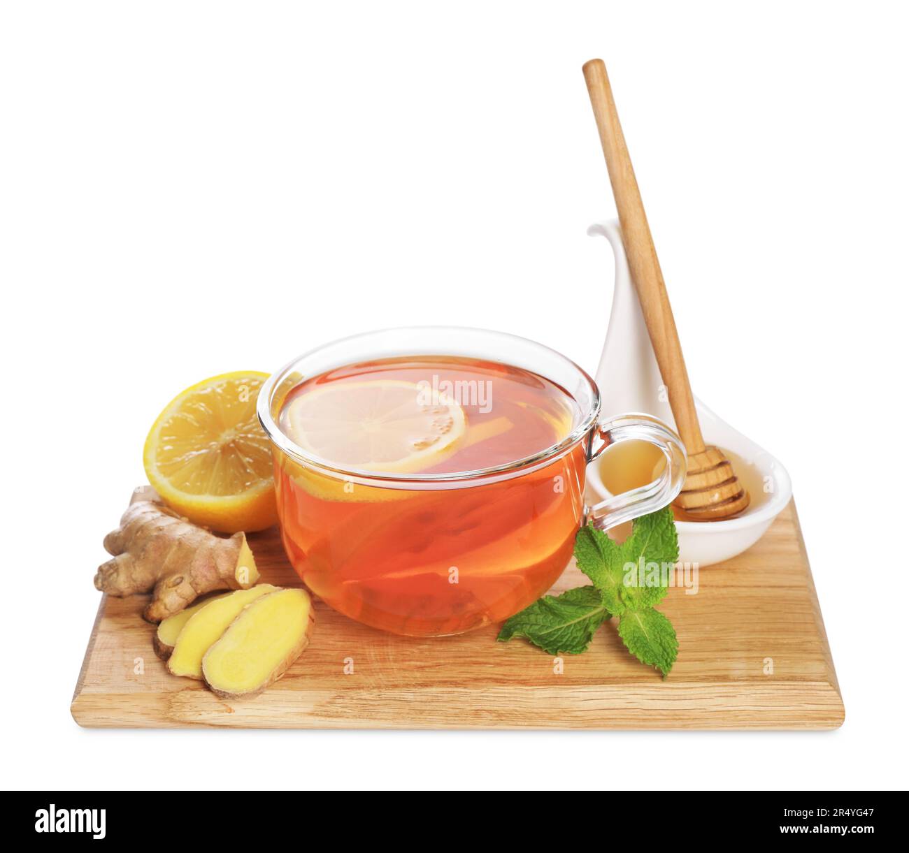 Planche en bois avec délicieux thé au gingembre et ingrédients sur fond blanc Banque D'Images