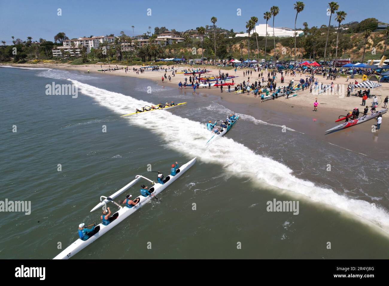 Des équipes de canoë-kayak en porte-à-porte reviennent d'une course Banque D'Images