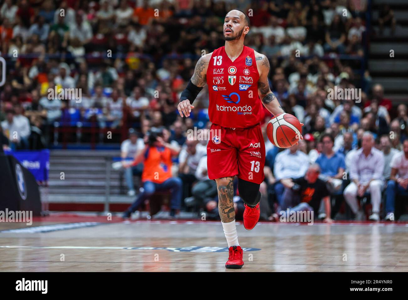 Milan, Italie. 29th mai 2023. Shabazz Napier #13 de EA7 Emporio Armani Milan en action pendant le LBA Lega basket A 2022/23 semi-finales jeu 2 entre EA7 Emporio Armani Milan et Dinamo Sassari Banco di Sardegna au Forum de Mediolanum. (Résultats finaux ; EA7 Milan 80 | 75 Dinamo Sassari). Crédit : SOPA Images Limited/Alamy Live News Banque D'Images