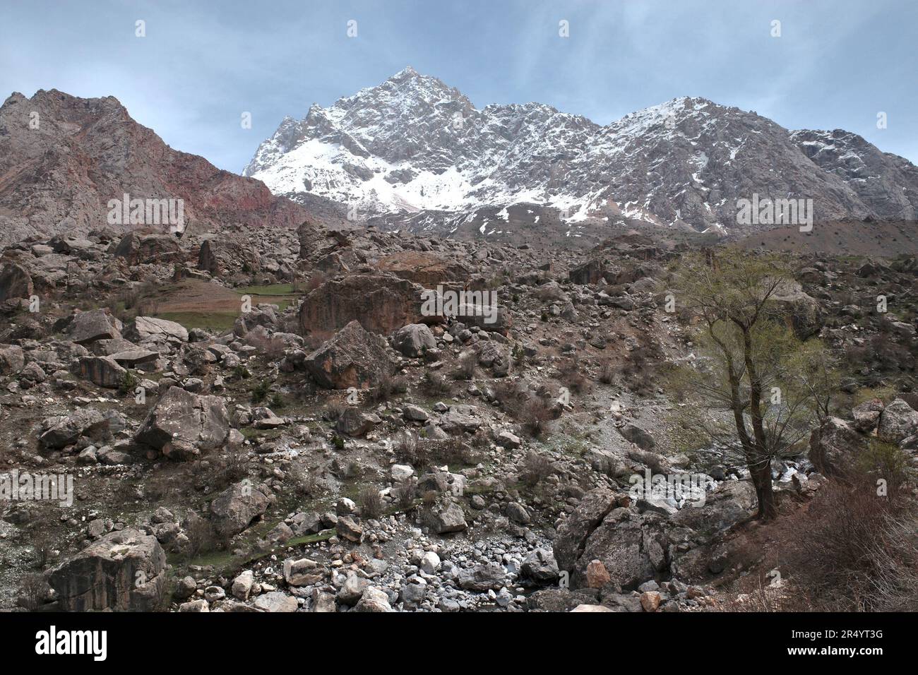 Les monts Fann dans le système de montagne Pamir-Alay occidental au Tadjikistan Banque D'Images Les monts Fann dans le système de montagne Pamir-Alay occidental au Tadjikistan Banque D'Images