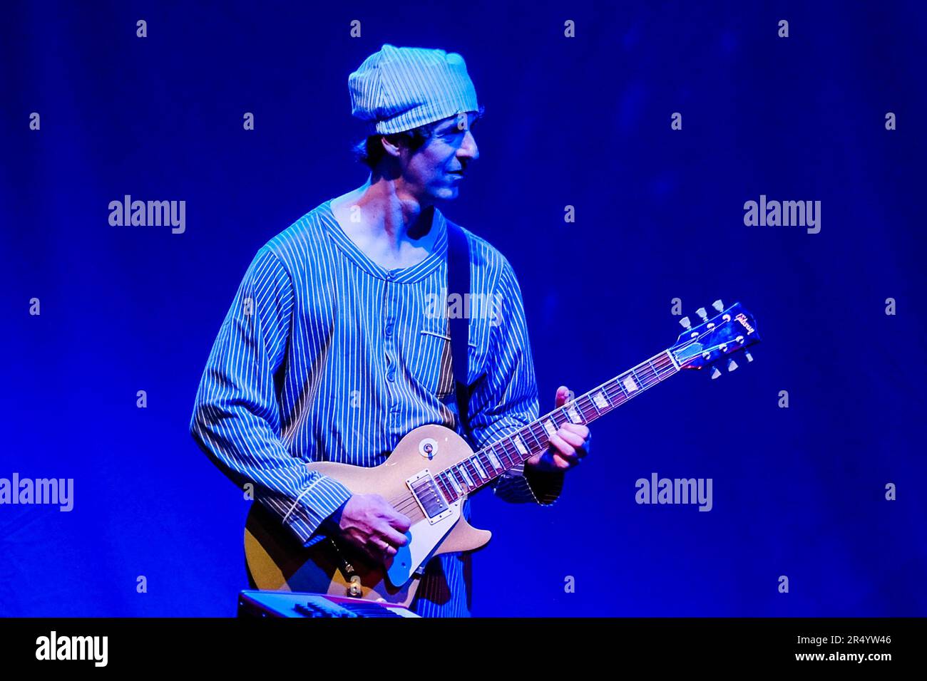 Londres, Royaume-Uni. 29th mai 2023. Musicien, acteur, écrivain, réalisateur russo-américain, Yevgeny Leonidovich Dishel et mari de Regina Spektor, également connu sous le nom de Jack Dishel, jouant de la guitare, American lo-fi indie folk rock band The moldy Peaches se produisant en direct au Roundhouse à Londres. Adam Green et Kimya Dawsom avec le groupe indépendant alternatif de New York The Moldy Peaches se réunissent pour se produire pour la première fois en tant que groupe depuis 20 ans. Crédit : SOPA Images Limited/Alamy Live News Banque D'Images