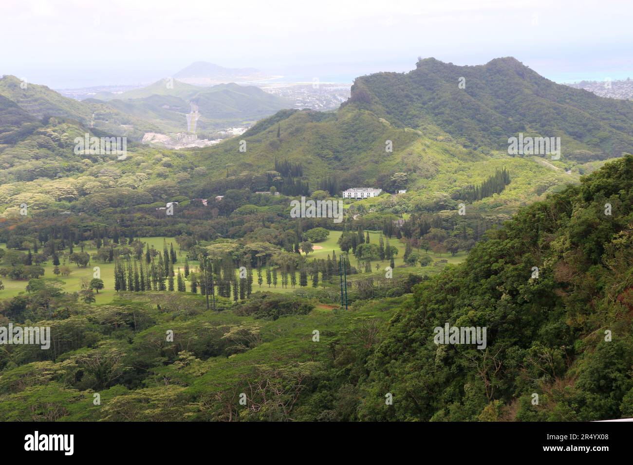 Vue panoramique sur les montagnes et une vallée luxuriante depuis le belvédère nu’uanu Pali, Oahu. Banque D'Images