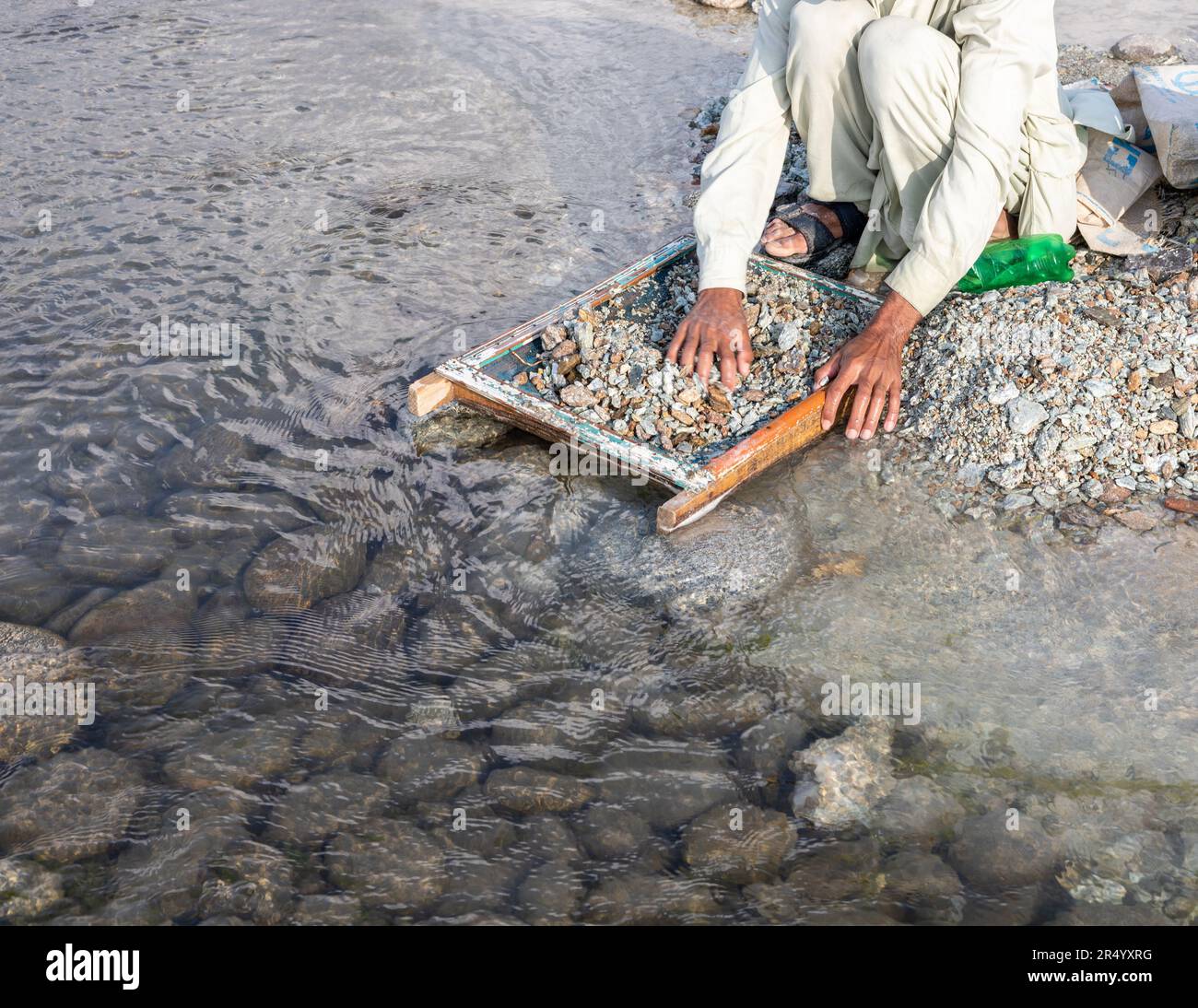 À la recherche d'émeraudes dans le sol de la mine Swat Emerald, près du site d'excavation de la rive swat, au Pakistan Banque D'Images