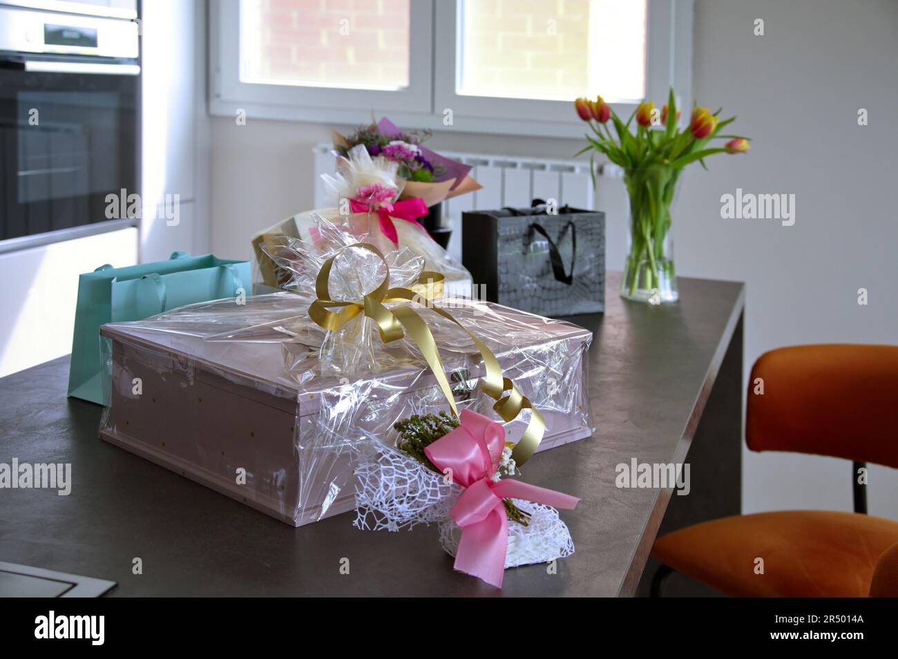 Pile de cadeaux sur la table de cuisine Banque D'Images