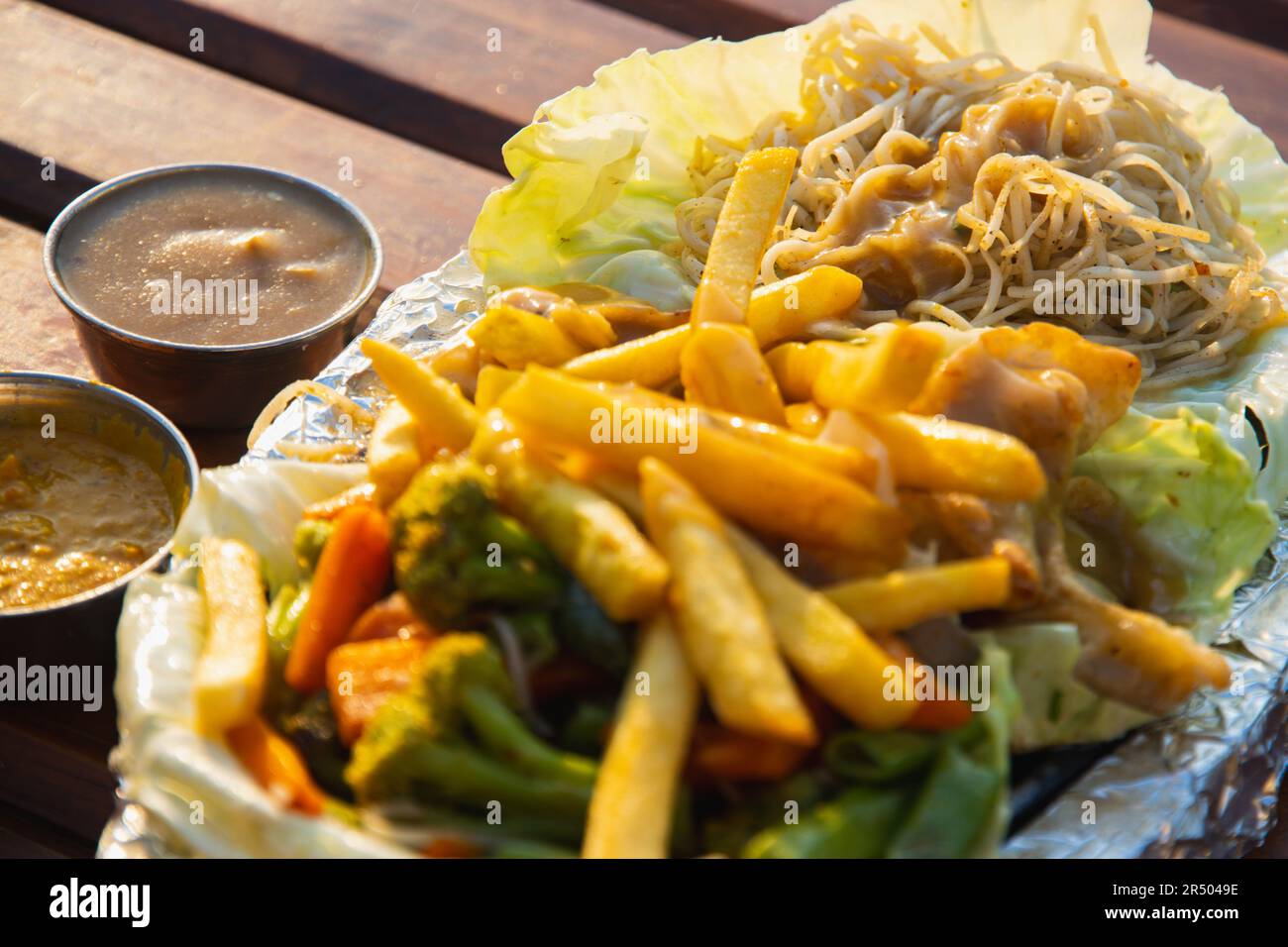 Une assiette de poulet Sizzler avec frites Banque D'Images Une assiette de poulet Sizzler avec frites Banque D'Images