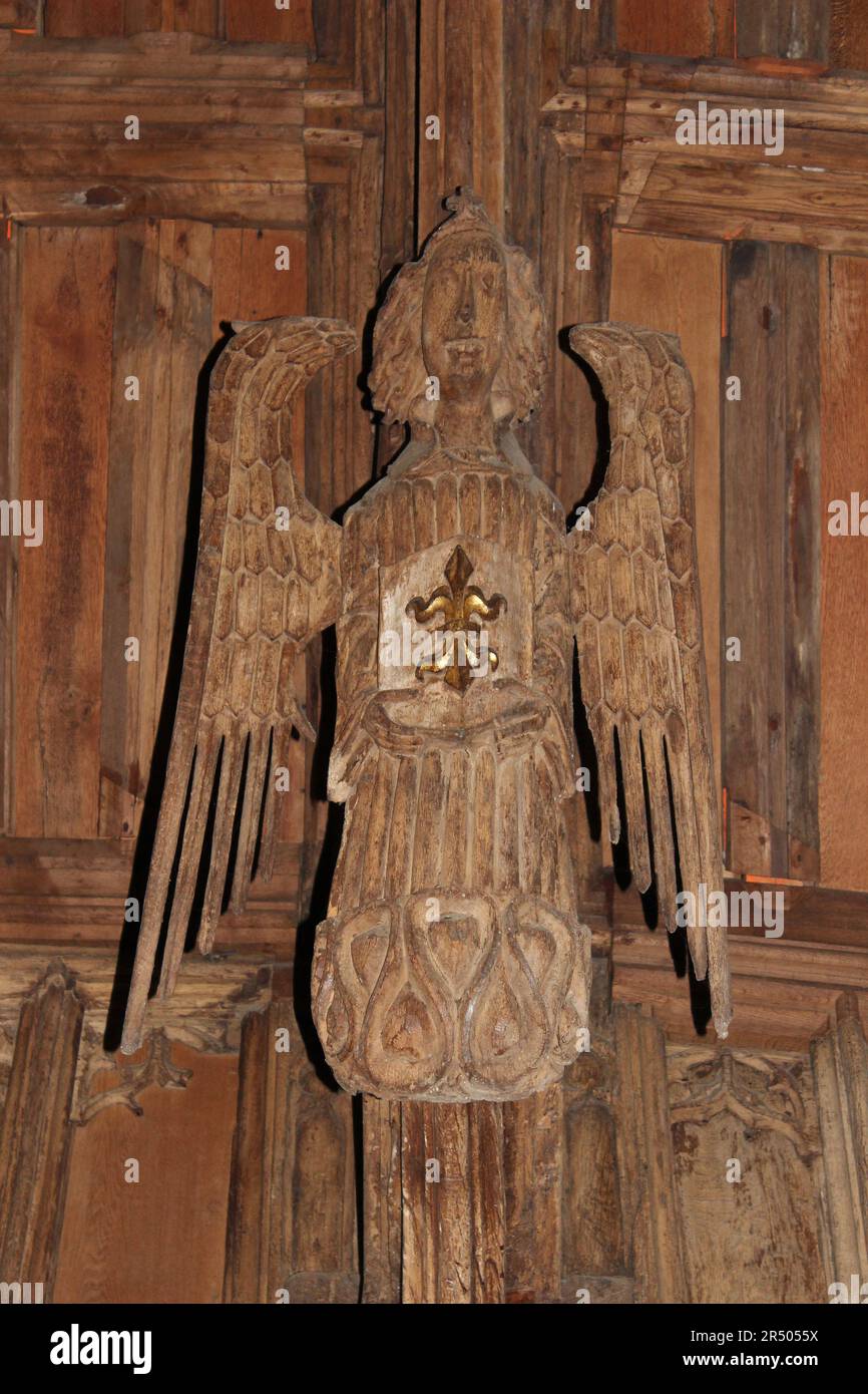 Wooden Angel sur le toit de l'église St Mary's, Cilsain, Flintshire Pays de Galles - un bâtiment classé de classe I Banque D'Images
