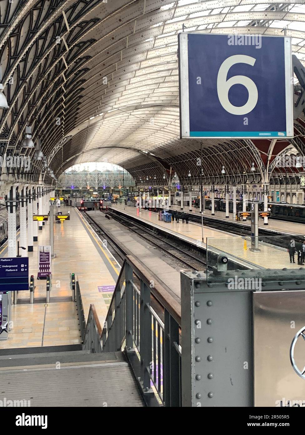 Une gare calme de Paddington à Londres comme membres du syndicat des chauffeurs Aslef vont en grève. Les voyageurs ferroviaires subiront de nouvelles perturbations dans les prochains jours en raison de grèves supplémentaires dans les conflits de longue date sur les salaires, les emplois et les conditions. Date de la photo: Mercredi 31 mai 2023. Banque D'Images