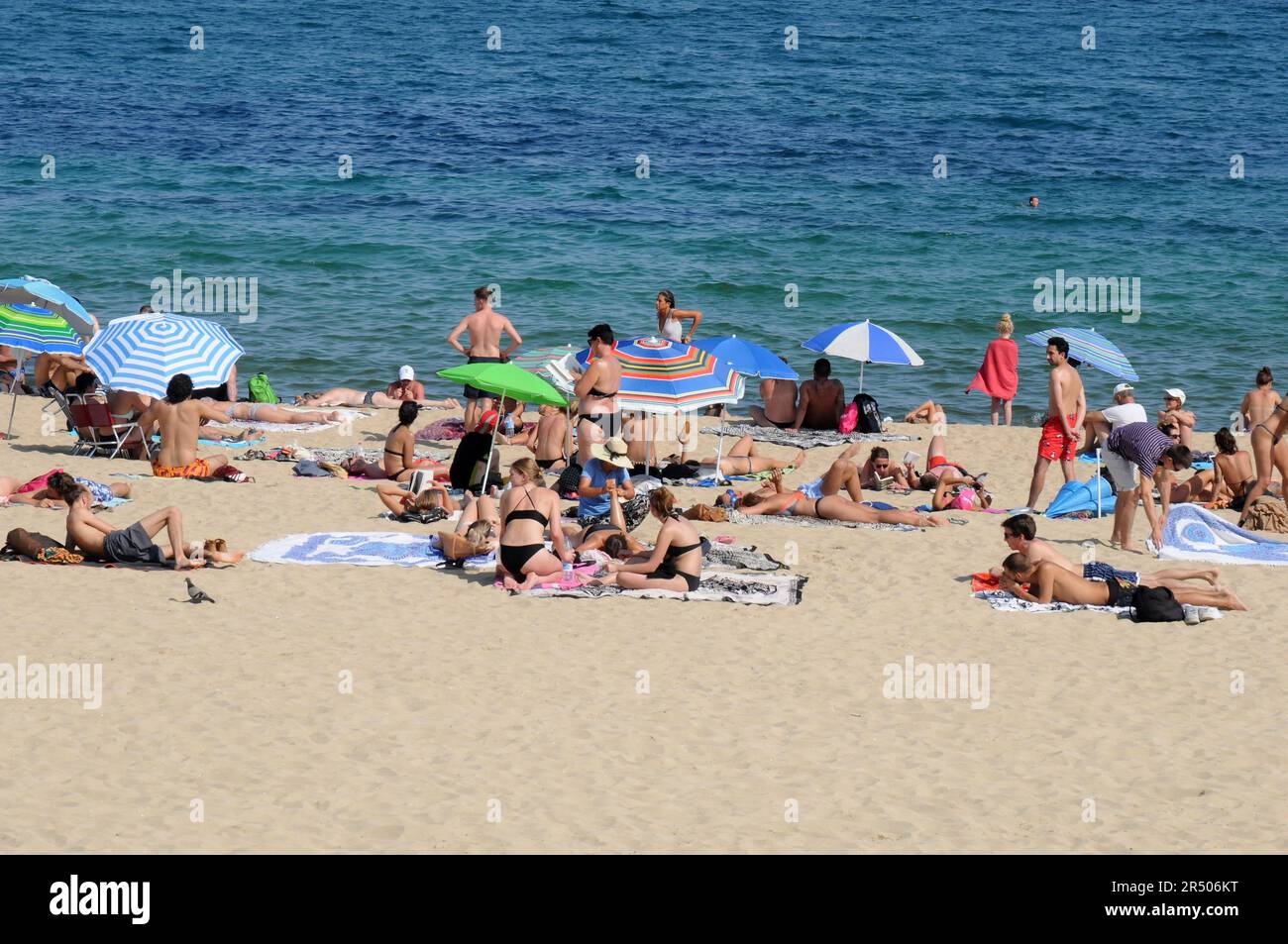 barcelone/catalogne/ Espagne/ 24.July 2019/ les douleurs locales et catalanes Profitez de l'eau propre et du sable clair sur la plage de Barcelone Catalogne Espagne. (Photo..Francis Joseph Dean/ Deanimages. Banque D'Images