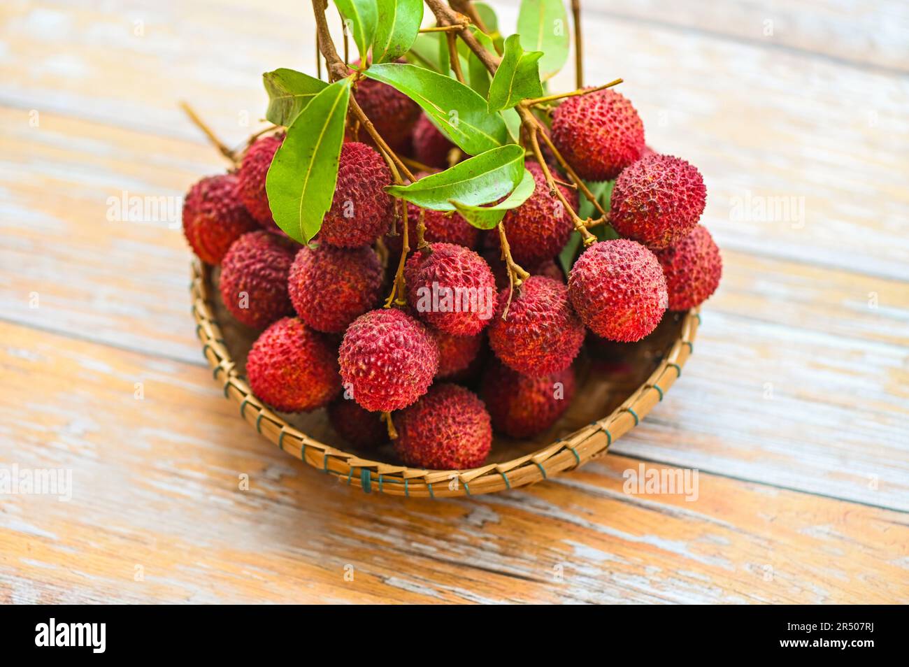 Lychees sur panier, fruits frais mûrs aux fruits tropicaux tranches de lychees pelées en Thaïlande Banque D'Images