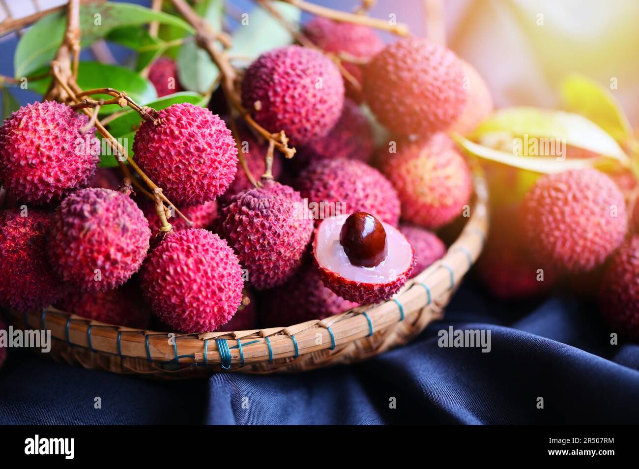 Lychees sur panier, fruits frais mûrs aux fruits tropicaux tranches de lychees pelées en Thaïlande Banque D'Images