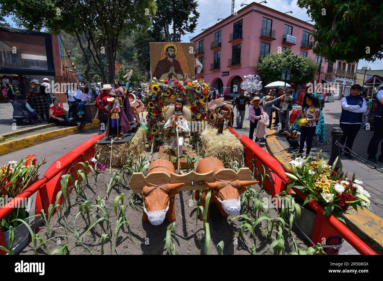 Metepec, Mexique. 30th mai 2023. 30 mai 2023 Metepec, Mexique : les habitants de Metepec détiennent le 'Paseo de la Agricultura' depuis plus de cent ans, demandant à San Isidro Labrador d'abondantes pluies pour les champs. Le carnaval réunit plus de 200 groupes qui traversent les rues avec des charrettes décorées, des vaches tirant des rabots en l'honneur du saint patron, des personnes dansant dans des costumes colorés, donnant des fruits, du pain et des bonbons. Sur 30 mai 2023 à Metepec, México. (Photo par Arturo Hernández/Eyepix Group) crédit: EYEPIX Group/Alay Live News Banque D'Images