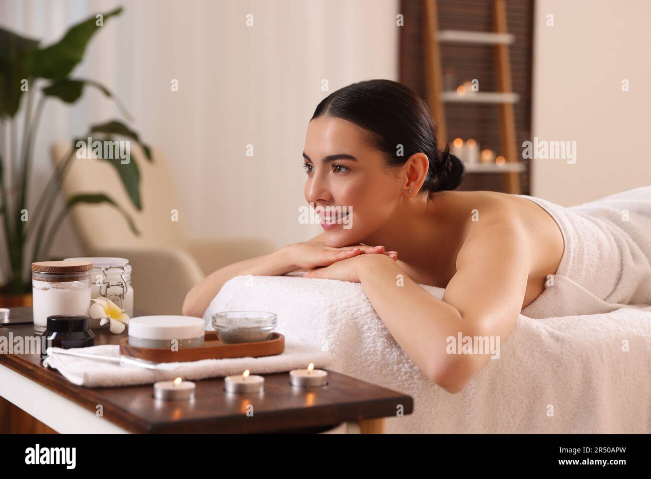 Une jeune femme se reposant sur un canapé de massage dans un salon de spa  Photo Stock - Alamy