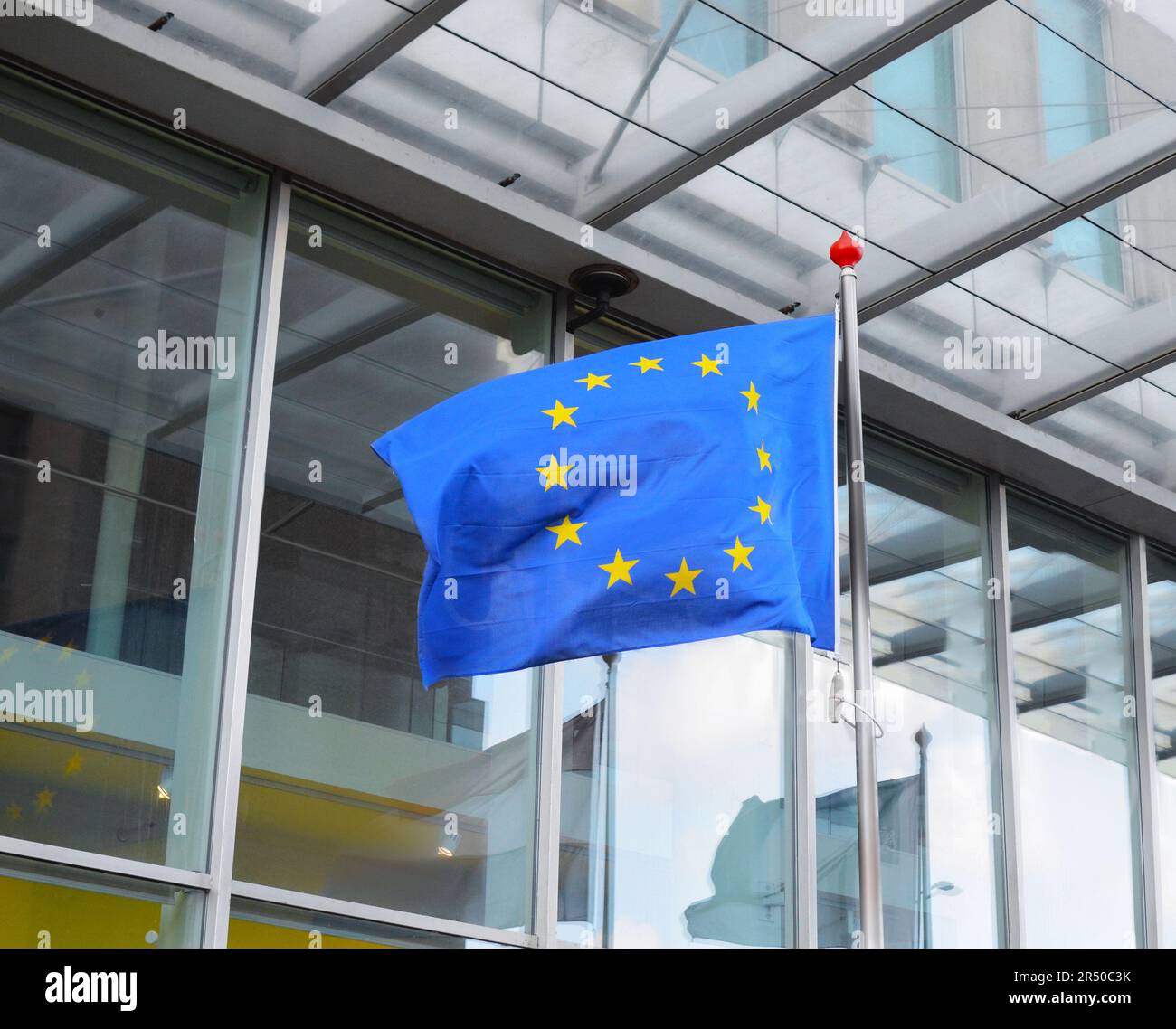 Drapeaux des pays-Bas et de l'Union européenne près du bâtiment par beau temps Banque D'Images