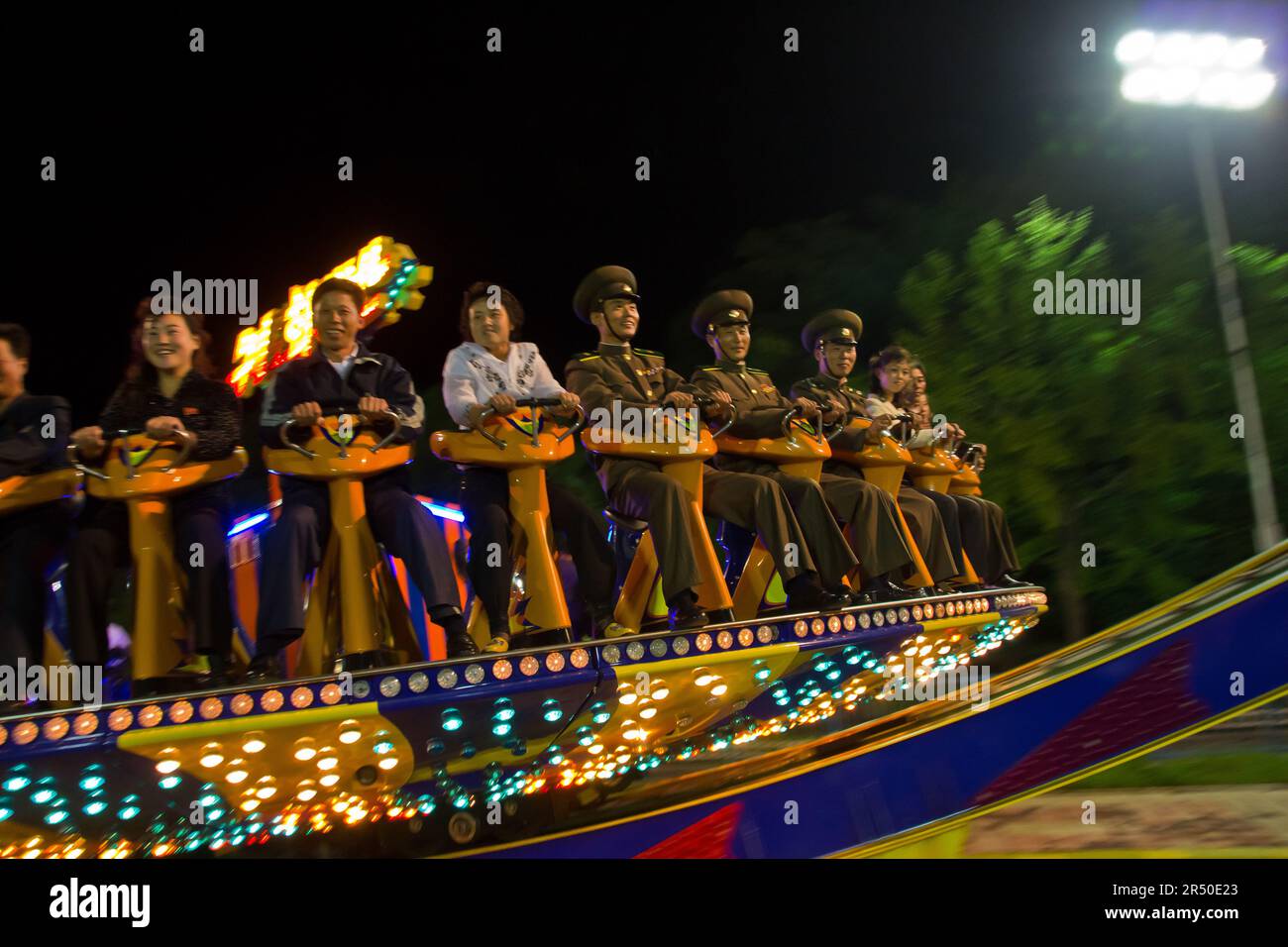 Militaires dans un salon funfair à Pyongyang en Corée du Nord Banque D'Images