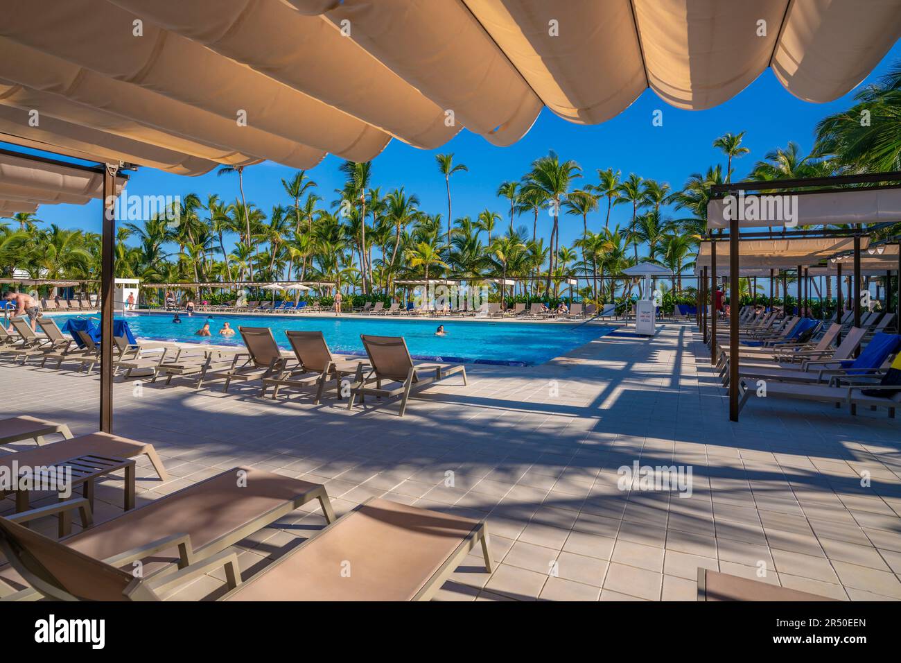 Vue sur la piscine de l'hôtel sur Bavaro Beach, Punta Cana, République dominicaine, Antilles, Caraïbes, Amérique centrale Banque D'Images