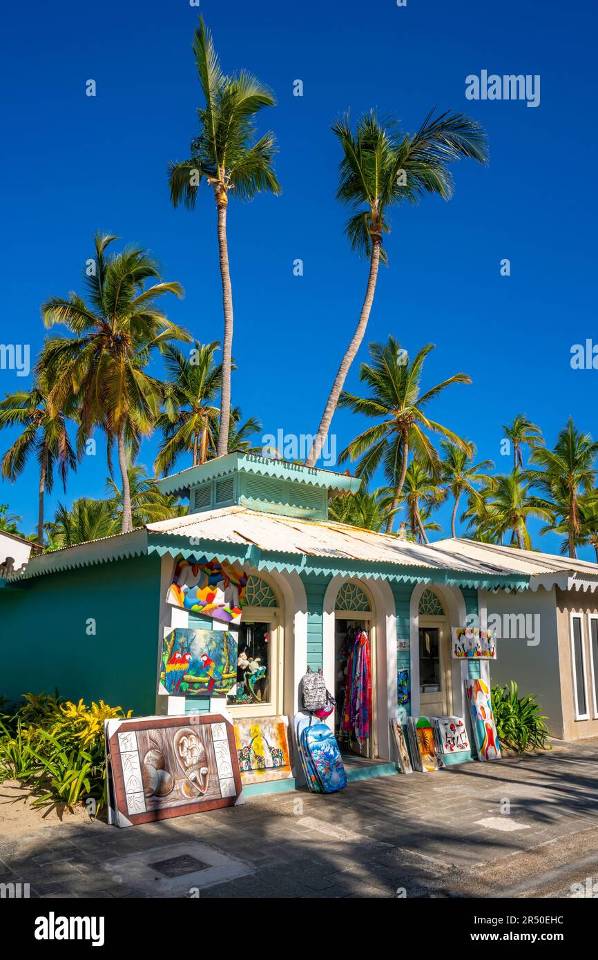 Vue sur les boutiques colorées de Bavaro Beach, Punta Cana, République dominicaine, Antilles, Caraïbes, Amérique centrale Banque D'Images