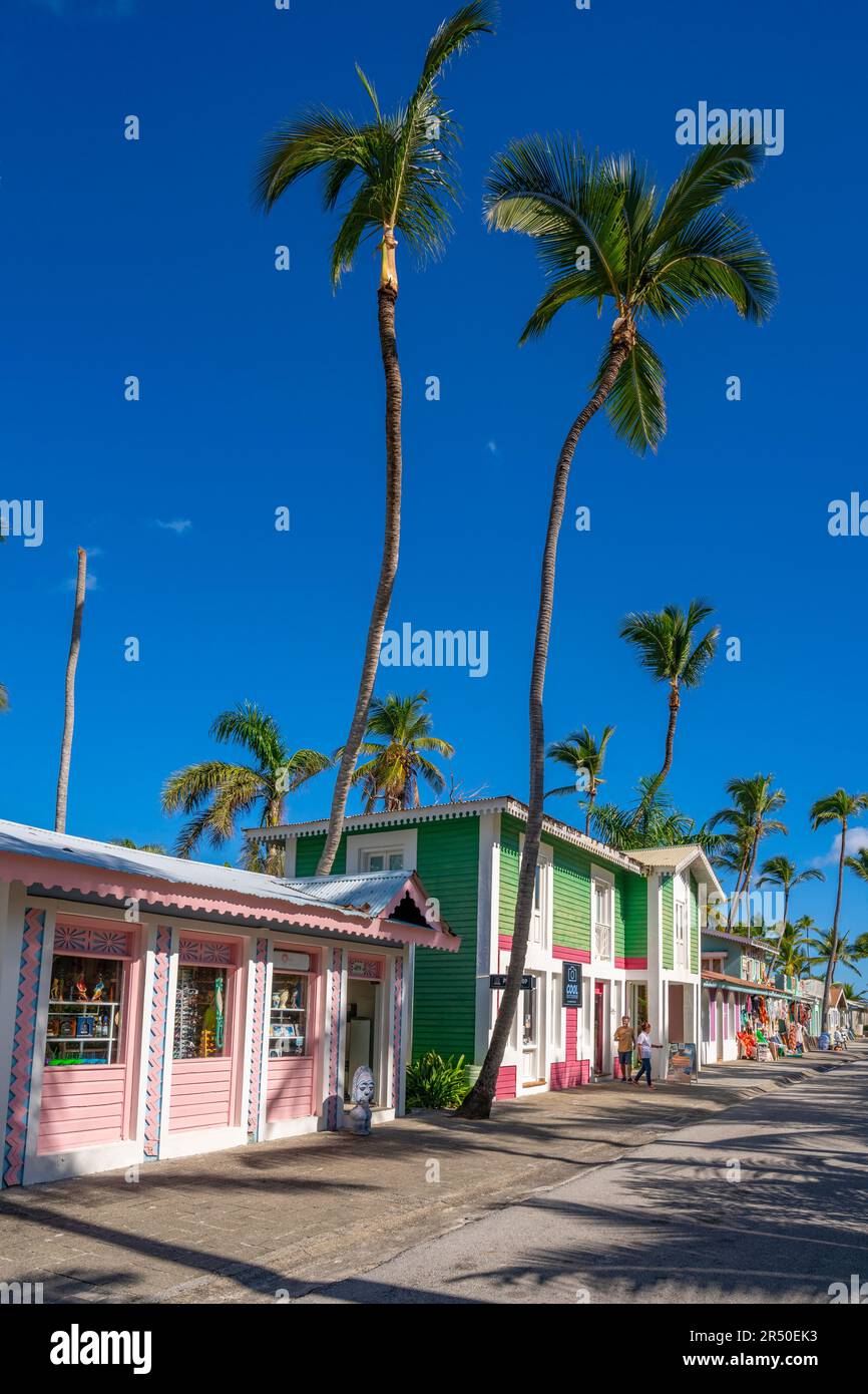 Vue sur les boutiques colorées de Bavaro Beach, Punta Cana, République dominicaine, Antilles, Caraïbes, Amérique centrale Banque D'Images