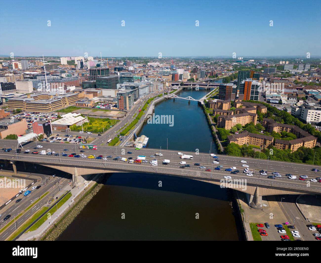 Vue aérienne depuis l'horizon du centre-ville de Glasgow, le long de la rivière Clyde, à Kingston Bridge, en Écosse, au Royaume-Uni Banque D'Images