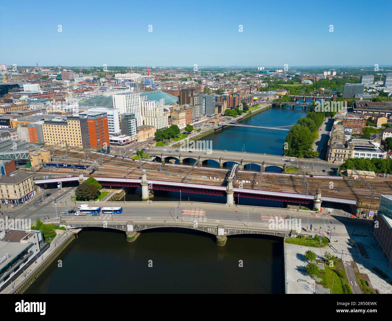 Vue aérienne depuis un drone de ponts routiers et ferroviaires traversant la rivière Clyde dans le centre-ville de Glasgow, Écosse, Royaume-Uni Banque D'Images