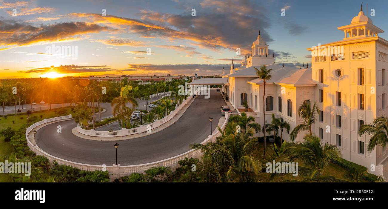 Vue de l'hôtel de luxe au soleil sur Bavaro Beach, Punta Cana, République dominicaine, Antilles, Caraïbes, Amérique centrale Banque D'Images