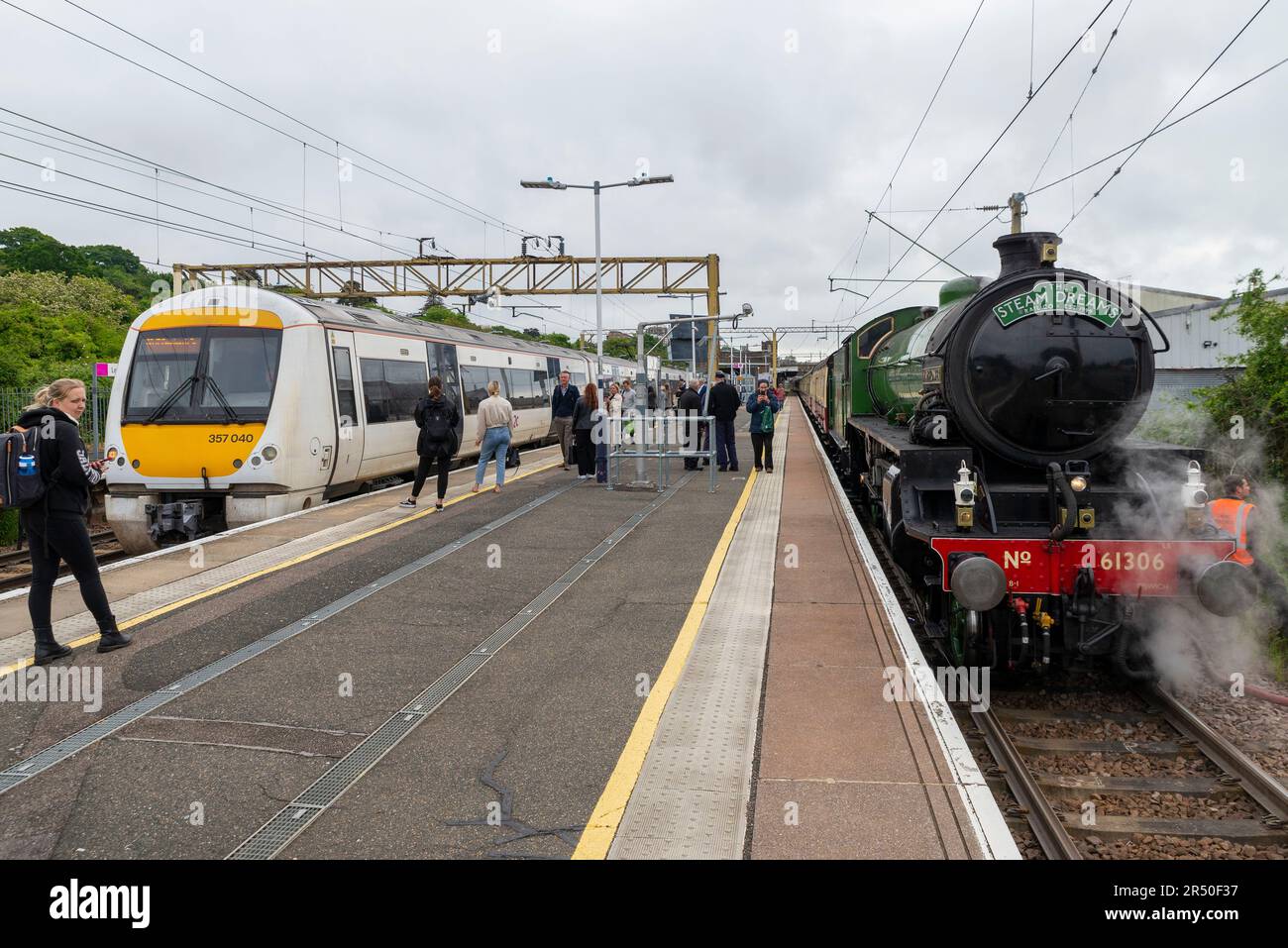 Leigh on Sea, Essex, Royaume-Uni. 31st mai 2023. Un train à vapeur spécial part de Shoeburyness, dans l'Essex, pour se rendre au port de Portsmouth, dans le Hampshire, afin de permettre à ses passagers de visiter la ville portuaire maritime historique. Le train est exploité par Steam Dreams et transporté par LE LNER Thompson classe B1 numéro 61306 appelé Mayflower, resplendent dans une décoration Apple Green. La locomotive construite en 1948 est vue ici à la gare de Leigh on Sea qui prend de l'eau pour son voyage, où elle a mélangé avec C2C trains réguliers avec des navetteurs du matin dont les services ne sont pas affectés par les grèves d'aujourd'hui. Banque D'Images