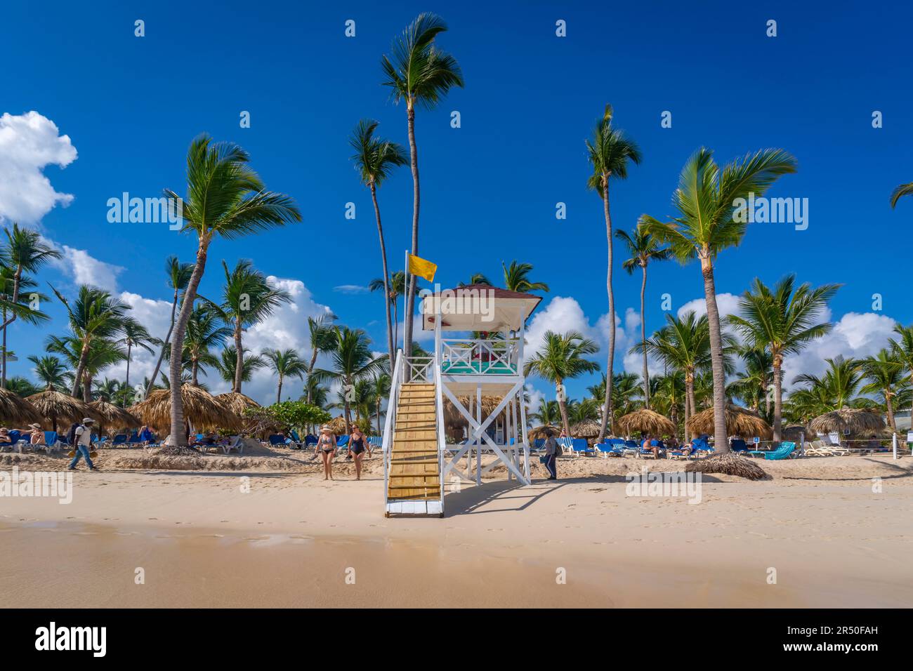 Vue sur la tour des sauveteurs et les palmiers de Bavaro Beach, Punta Cana, République dominicaine, Antilles, Caraïbes, Amérique centrale Banque D'Images