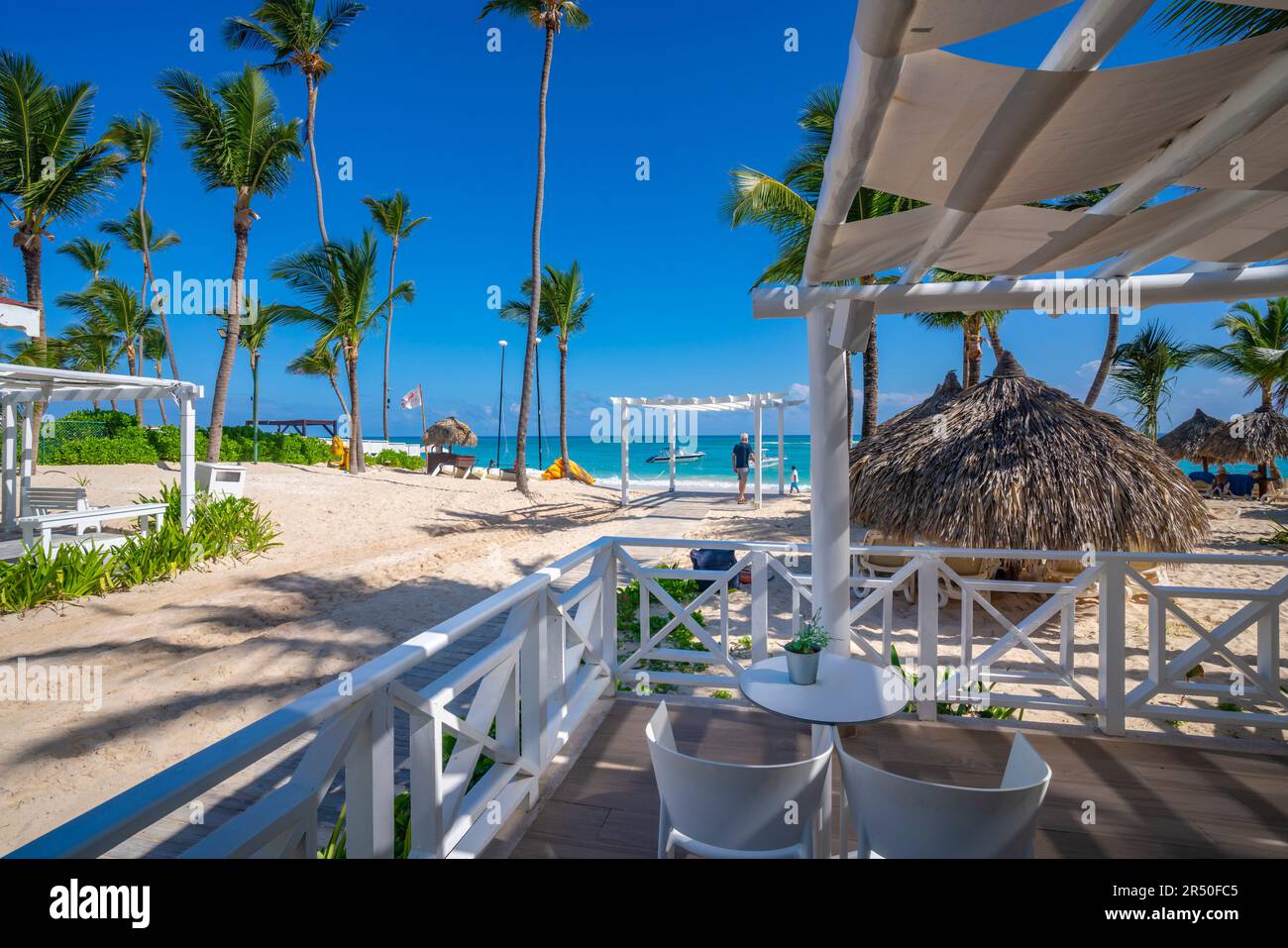 Vue sur le bar de la plage et les palmiers sur la plage de Bavaro, Punta Cana, République dominicaine, Antilles, Caraïbes, Amérique centrale Banque D'Images