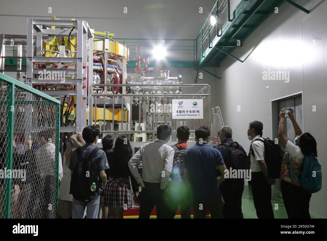 (230531) -- BANGKOK, 31 mai 2023 (Xinhua) -- les participants de la huitième École de l'ANASE sur le plasma et la fusion nucléaire 2023 visitent la Thaïlande Tokamak 1, à Nakhon Nayok, Thaïlande, on 29 mai 2023. Cette semaine, des experts de sept pays, dont la Chine, ont participé à une session de formation sur les technologies de fusion du plasma et du nucléaire à l'intention de chercheurs et d'étudiants de l'Association des nations de l'Asie du Sud-est (ANASE) et de pays voisins de la province centrale de la Thaïlande, Nakhon Nayok. 2023 Qui a commencé lundi, est un programme de cinq jours organisé par l'Inst de Thaïlande Banque D'Images