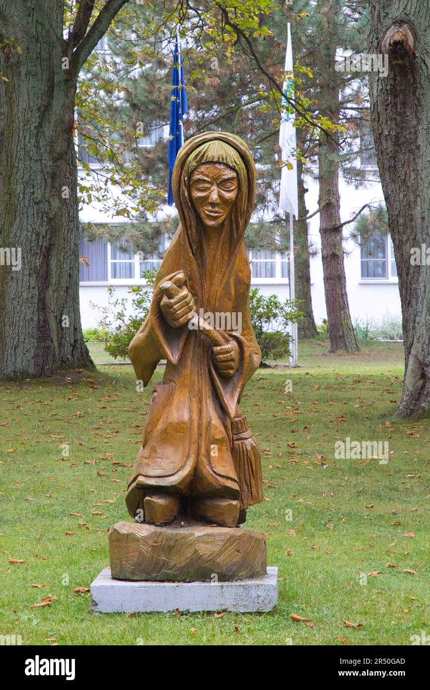 Plau am See, Mecklembourg-Poméranie occidentale, Allemagne - 24 septembre 2022 : la sculpture en bois de la bonne sorcière Plaulina a été réalisée avec une chaîne de puissance Banque D'Images