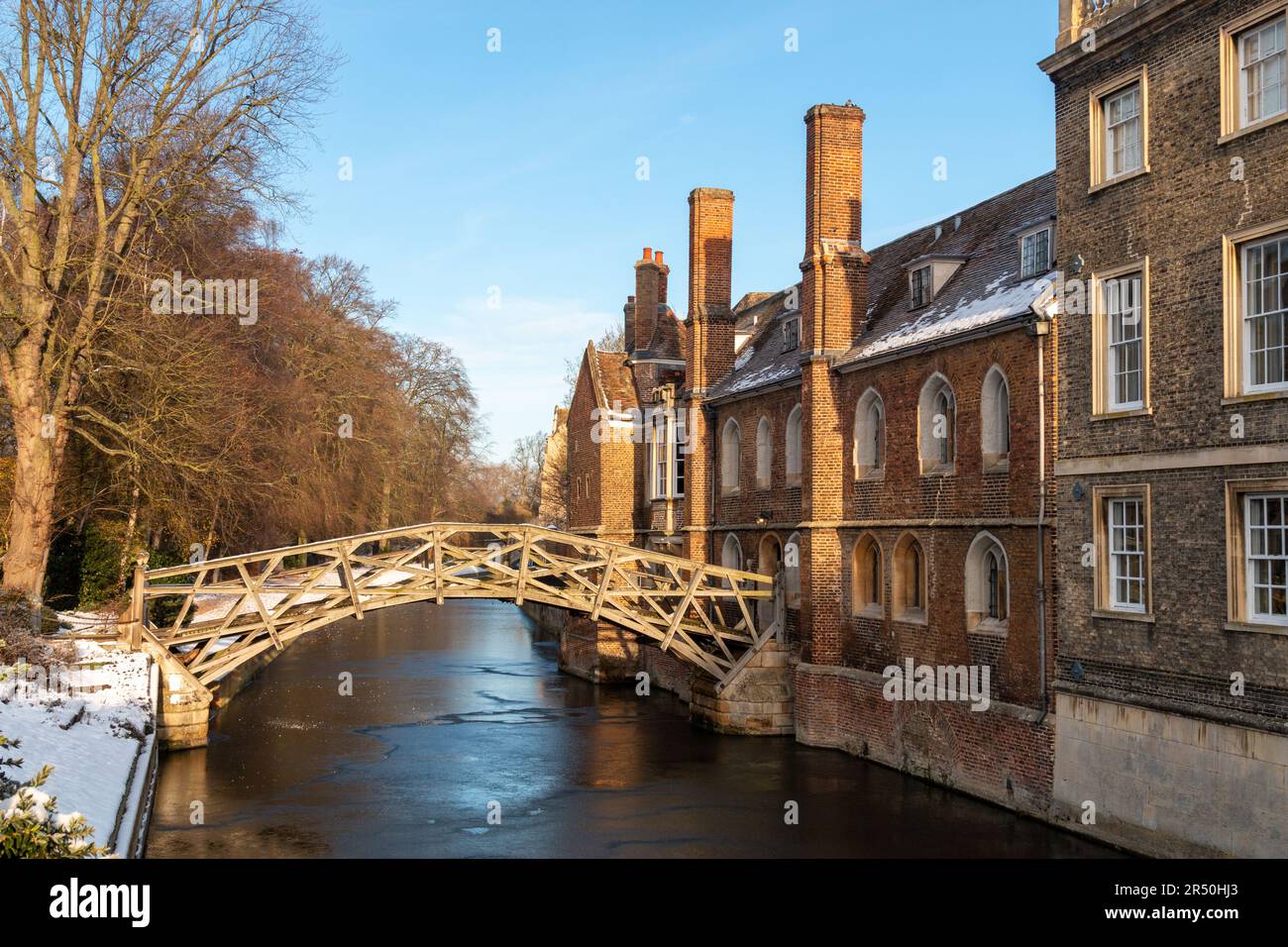 Le pont mathématique du Queens College de l'Université de Cambridge, lors d'une journée hivernale enneigée. Banque D'Images