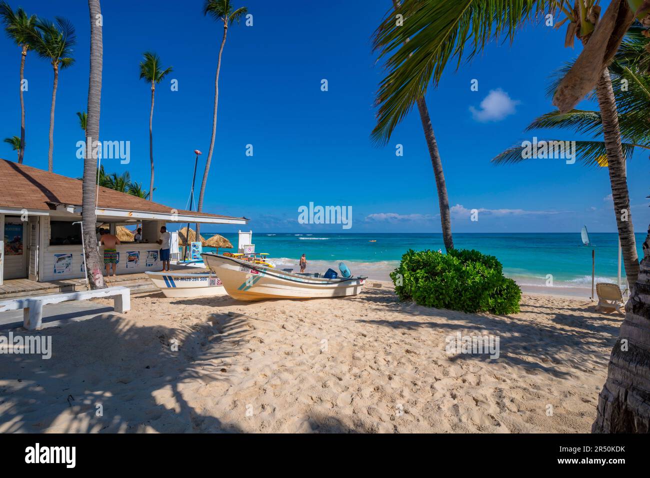 Vue du magasin de sports nautiques sur Bavaro Beach, Punta Cana, République dominicaine, Antilles, Caraïbes, Amérique centrale Banque D'Images