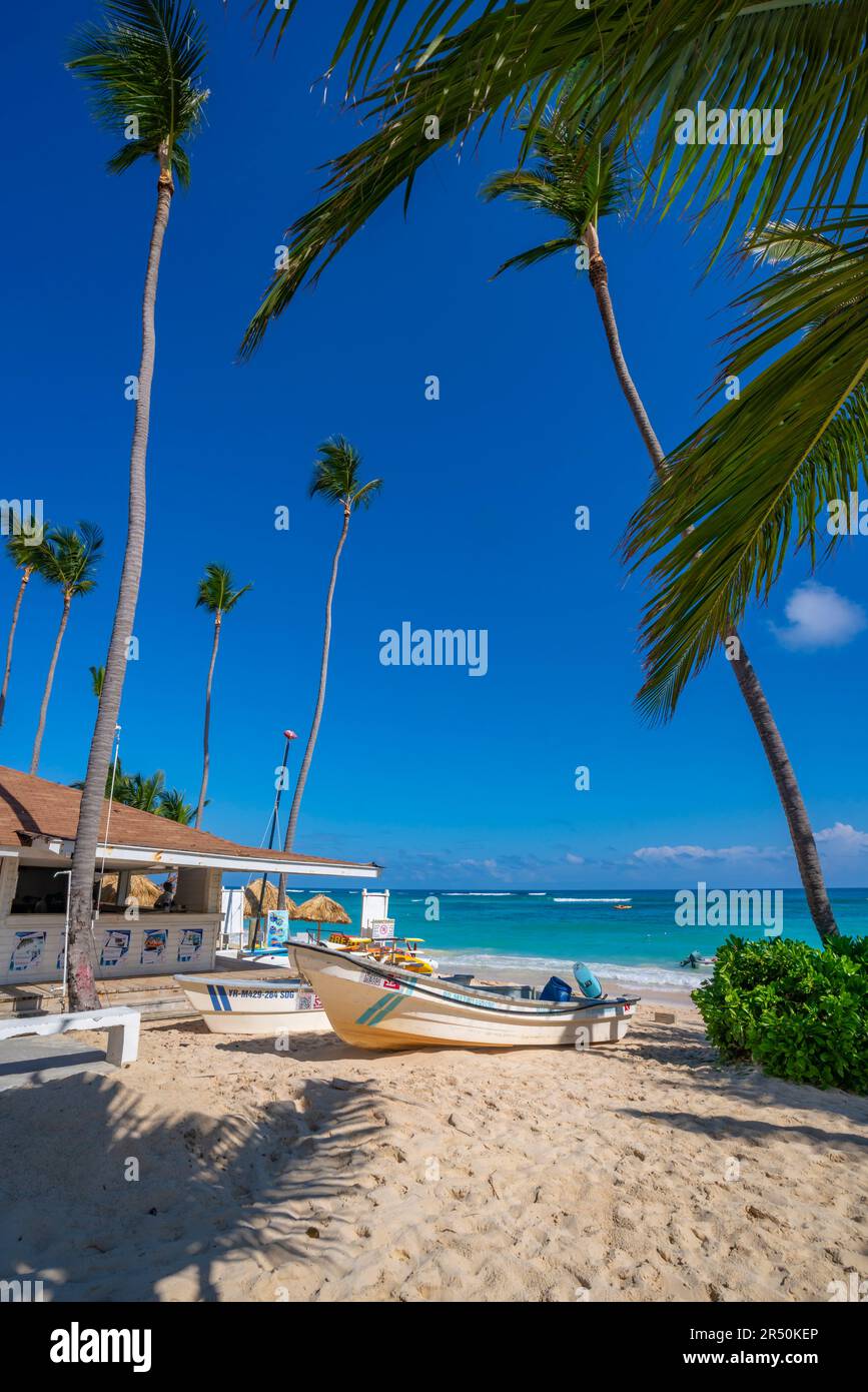 Vue du magasin de sports nautiques sur Bavaro Beach, Punta Cana, République dominicaine, Antilles, Caraïbes, Amérique centrale Banque D'Images