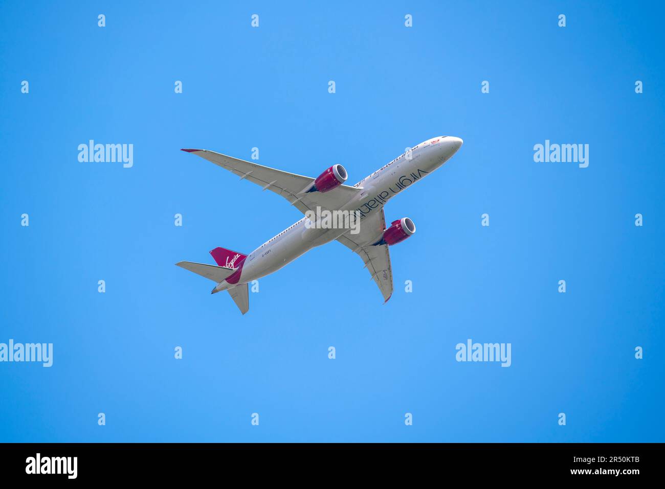 Un Dreamliner Virgin Atlantic 787 au départ de l'aéroport de Londres Heathrow par une journée ensoleillée avec un ciel bleu. Banque D'Images