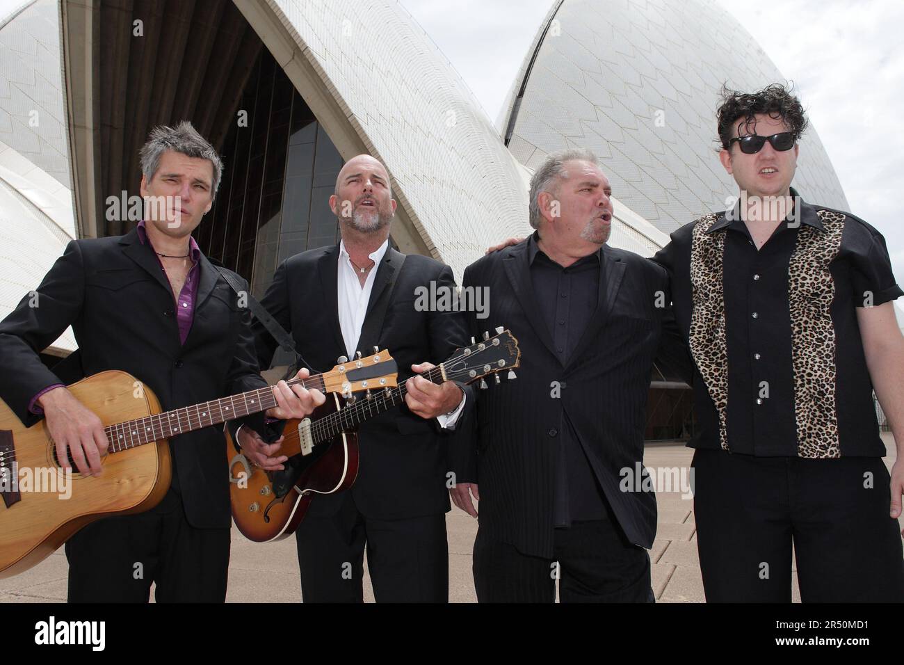 Photo-appel à l'Opéra de Sydney pour la 'Ultimate Rock 'n' Roll Jam session', avec James Blundell, Nick Barker, Doug Parkinson et Ezra Lee sur piano, soutenu par le 'sunn Studio Trio' de Steve Hadley, Dave Folley et Shannon Bourne. Lors de leur prochaine série de spectacles en direct de Sydney, ils réaliseront des titres célèbres d'Elvis Presley, Johnny Cash, Jerry Lee Lewis et Carl Perkins, sur la base de l'événement historique véritable, lorsqu'on 4 décembre 1956, les quatre meilleurs artistes américains rencontreront par hasard aux studios Sun de Memphis, Tennessee, Et enregistré la "Ultimate Rock 'n' Roll Jam session". Sydney, Australie - Banque D'Images