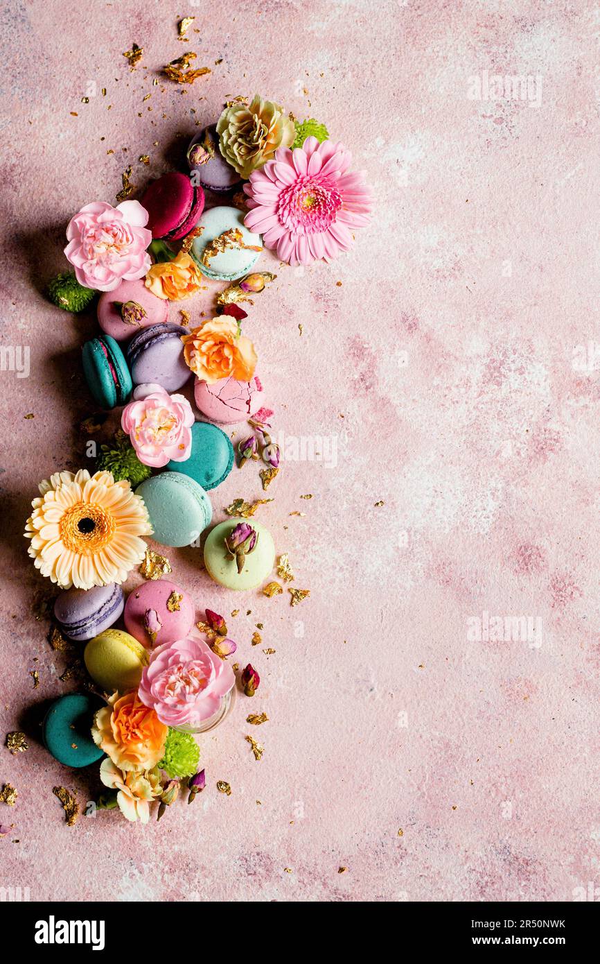 Macarons colorés décorés de fleurs Banque D'Images