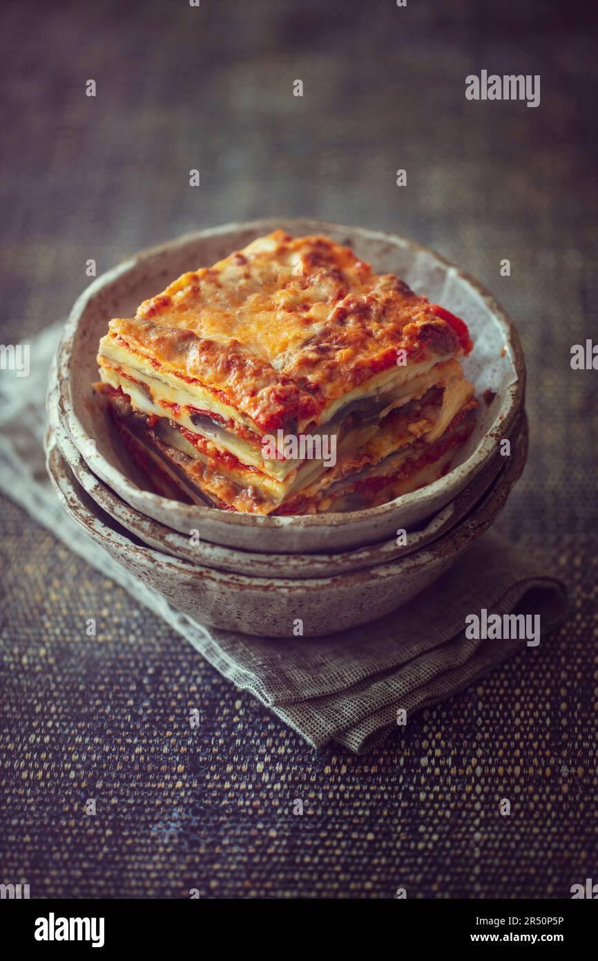 Cocotte d'aubergine aux tomates, mozzarella et fromage à pâte dure (végétarien, faible teneur en glucides) Banque D'Images