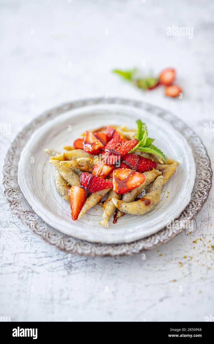 Boulettes de graines de pavot aux fraises et caramel balsamique (végétarien) Banque D'Images