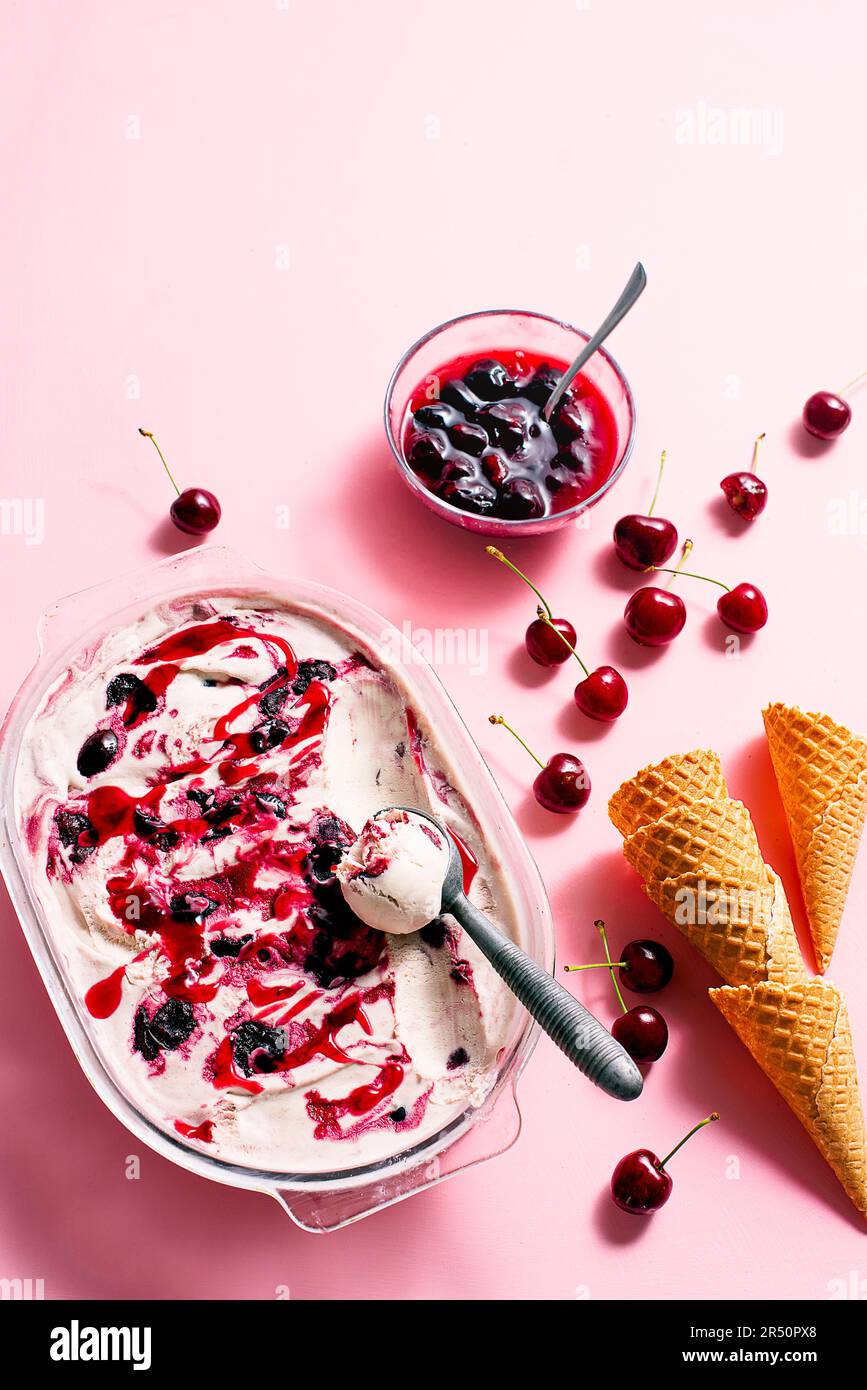 Glace à la cerise et sauce à la cerise Banque D'Images