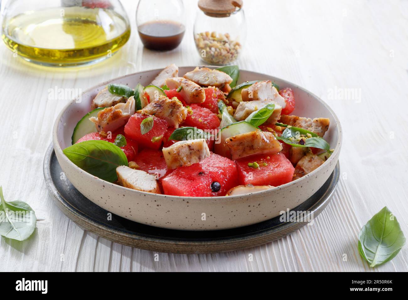 Salade avec melon d'eau et poulet arrosé de pistaches Banque D'Images