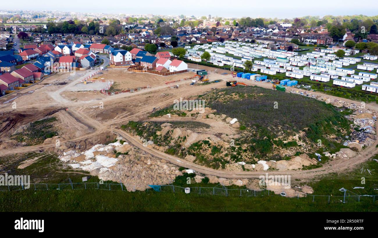 Vue aérienne d'une partie des hauts tas de sol, sur le développement du logement Millers Retreat étant construit sur des terres de champs verts au bord de Walmer, Deal, Kent. Banque D'Images