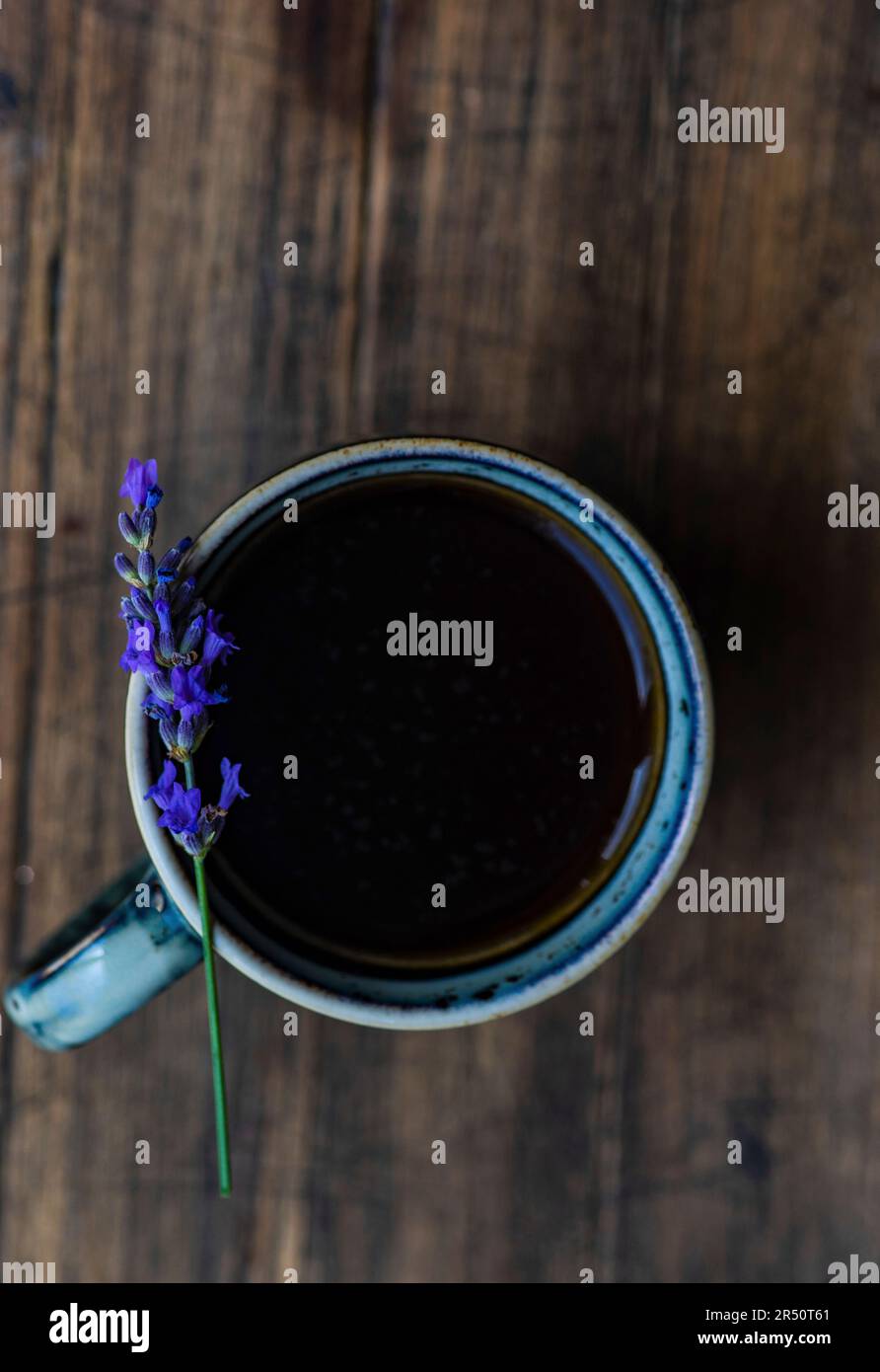 Espresso aux fleurs de lavande sur le bord de la tasse Banque D'Images