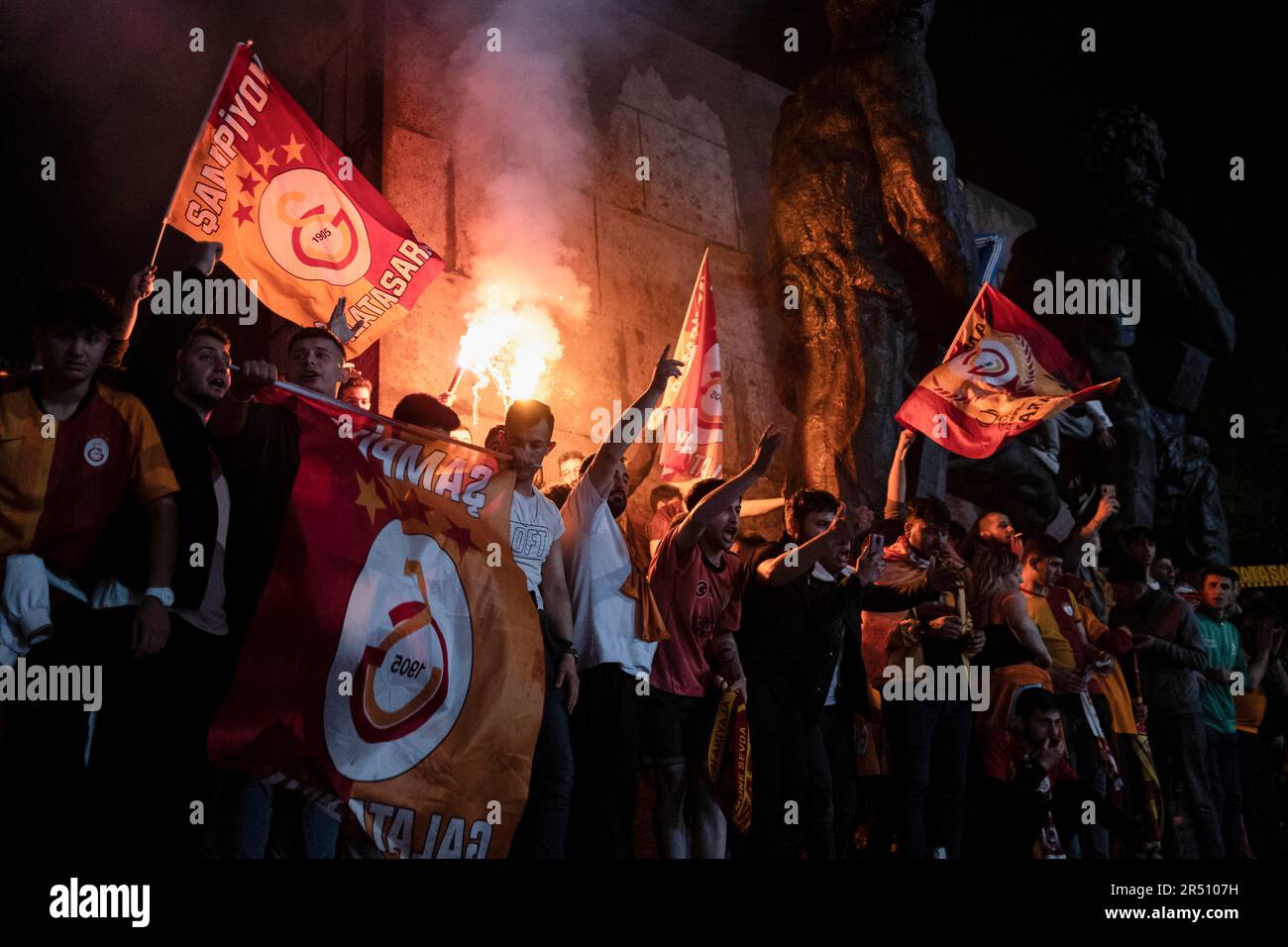 Ankara, Turquie. 31st mai 2023. Galatasaray fans lumière torches et des acclamations. Défaite de MKE Ankaragucu 4-1 loin dans la Super League de Spor Toto, Galatasaray a déclaré son championnat 2 semaines avant la fin L'équipe jaune-rouge est ainsi devenue la championne de la ligue pour 23rd fois après 3 ans. Le championnat de Galatasaray a été célébré avec enthousiasme en Turquie et dans de nombreuses régions du monde à l'occasion du 100th anniversaire de la République de Turquie. (Photo de Bilal Seckin/SOPA Images/Sipa USA) crédit: SIPA USA/Alay Live News Banque D'Images